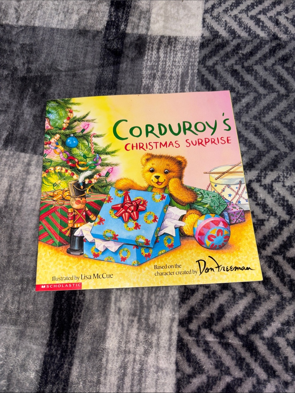 💰Scholastic Cordurooy's Christmas Surprise - Yellow, Green, Blue, Red, Pink